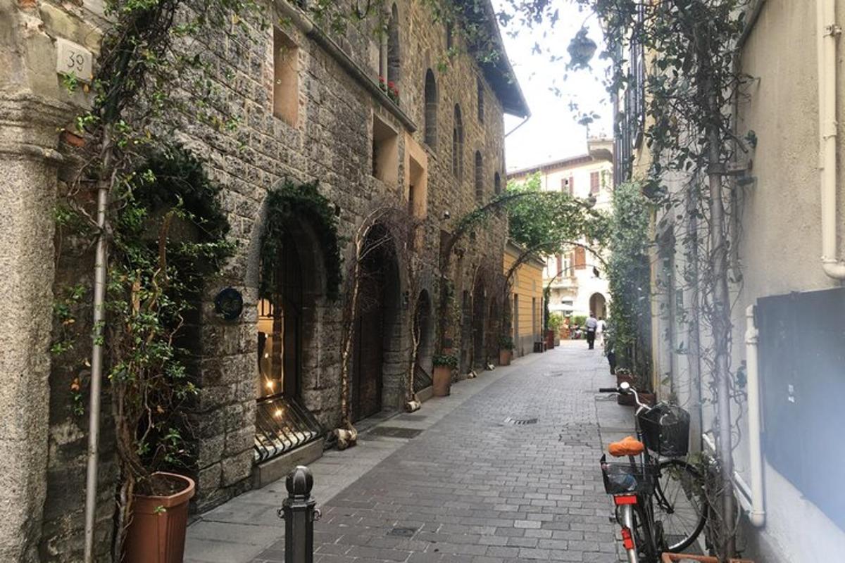 eine Gasse mit einem neben einem Gebäude geparkten Fahrrad