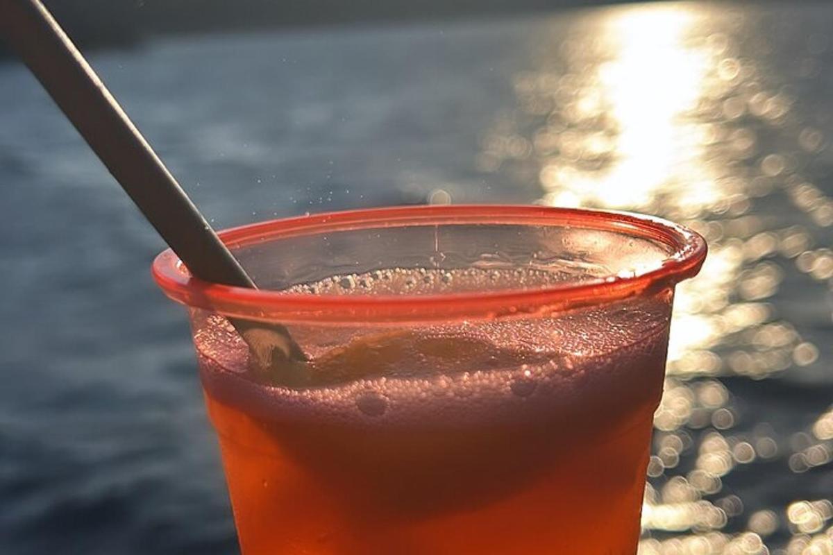 jook punases tassis kõrrega