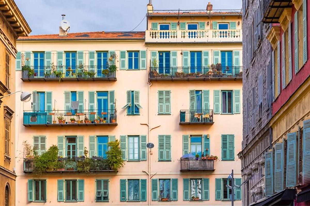un alto condominio con finestre e balconi blu