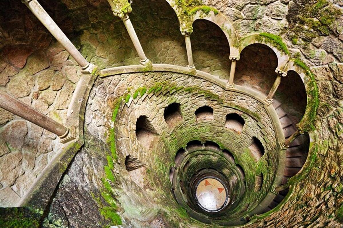 Letecký pohled na tunel s točitým schodištěm
