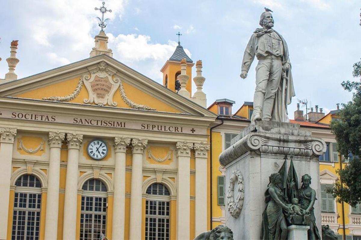 una statua di un uomo di fronte a un edificio