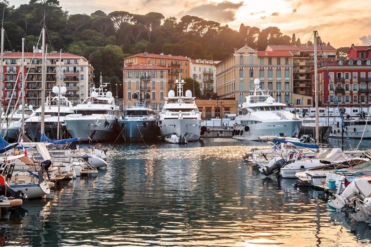 un gruppo di barche attraccate in un porto turistico con edifici