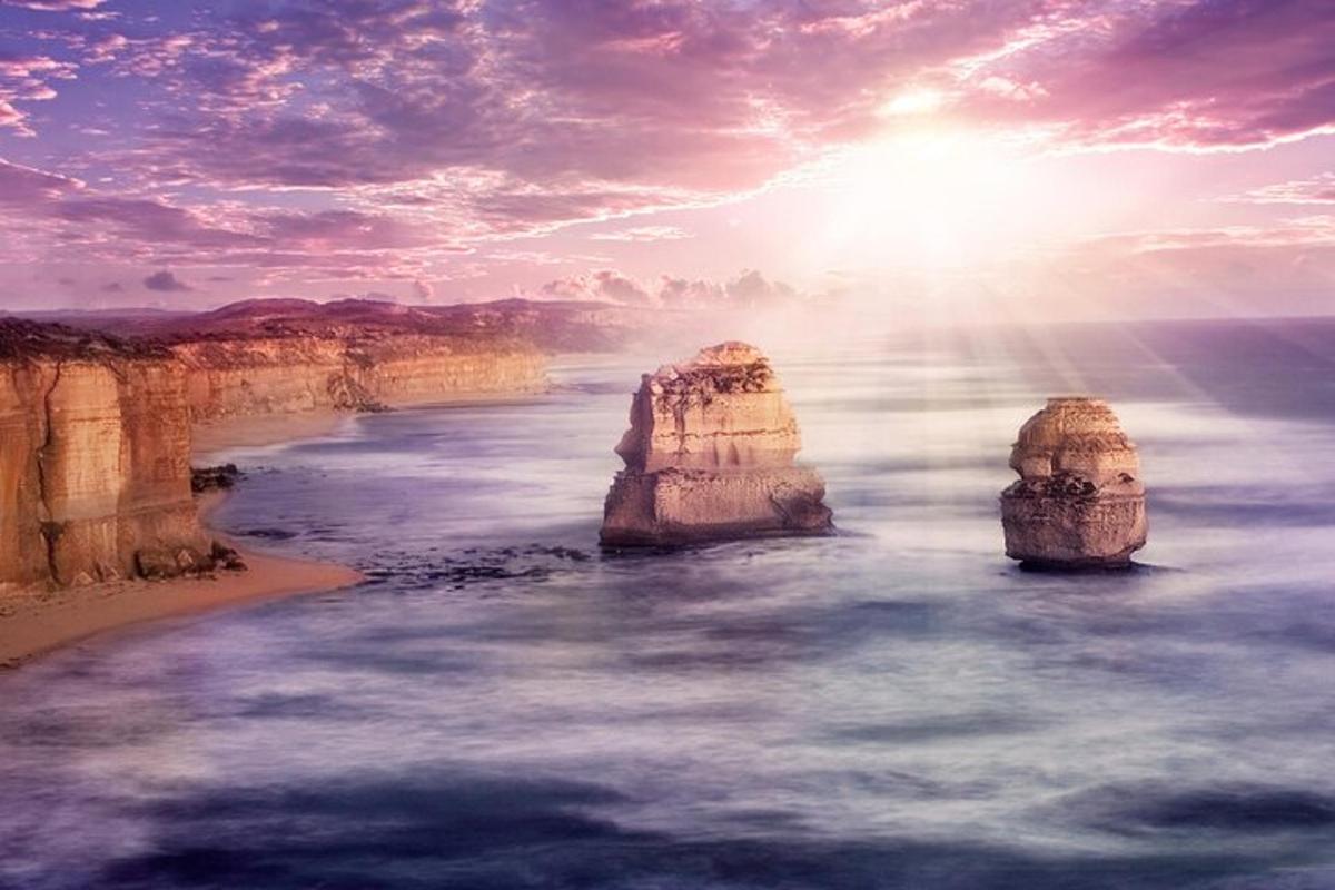 una vista della Great Ocean Road e delle grandi rocce