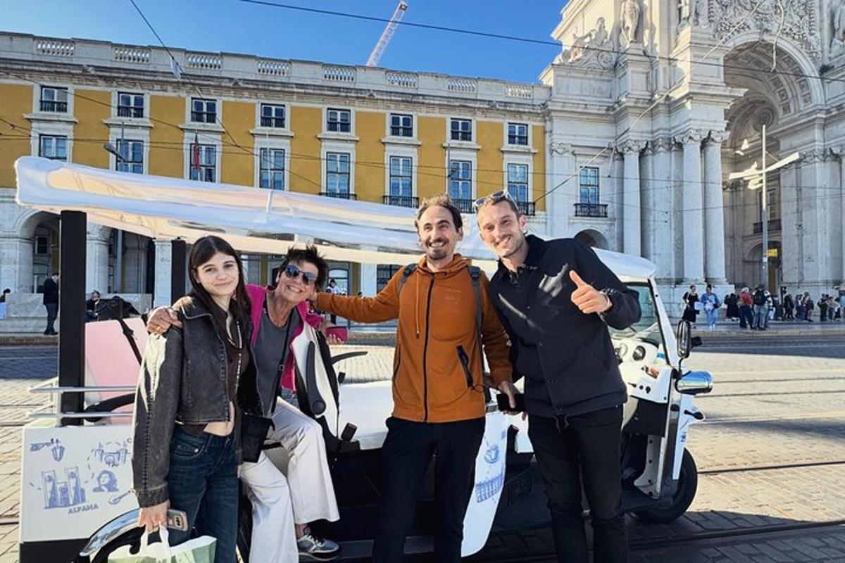 un gruppo di persone in posa per una foto davanti a un carrello