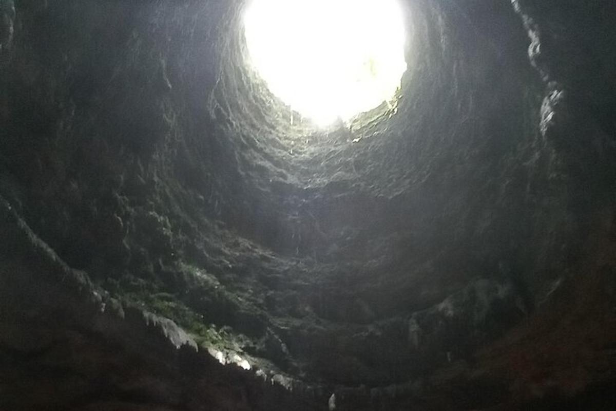 ein Licht am Ende einer Höhle