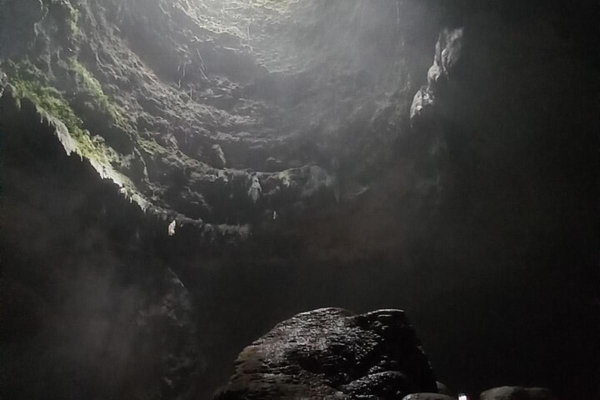pemandangan dari dalam gua yang gelap