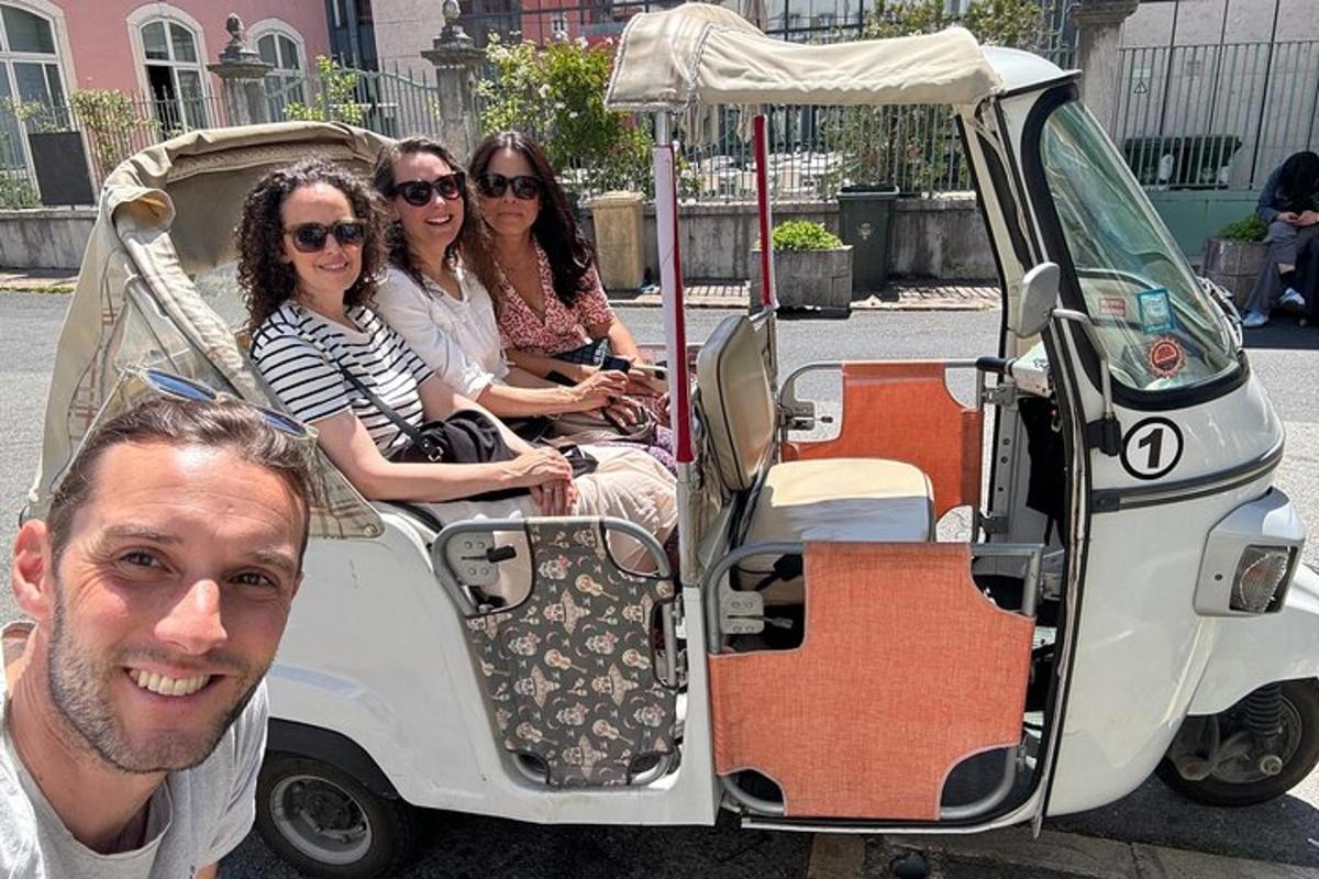 un gruppo di persone sedute su un golf cart