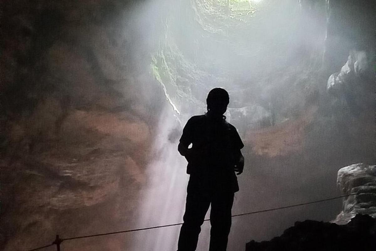 seorang lelaki sedang berdiri di hadapan dinding