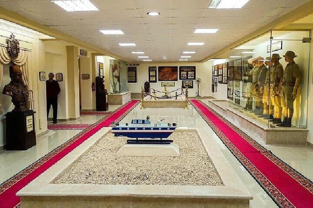 sebuah ruangan dengan garis merah dan putih di museum