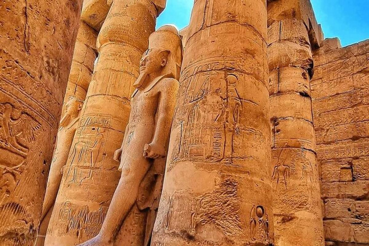 một tòa nhà cổ có tượng thần Anubis