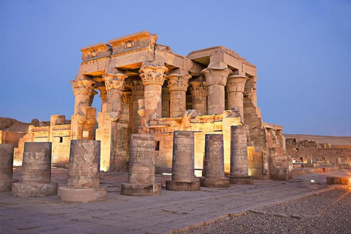 um edifício antigo com colunas no deserto