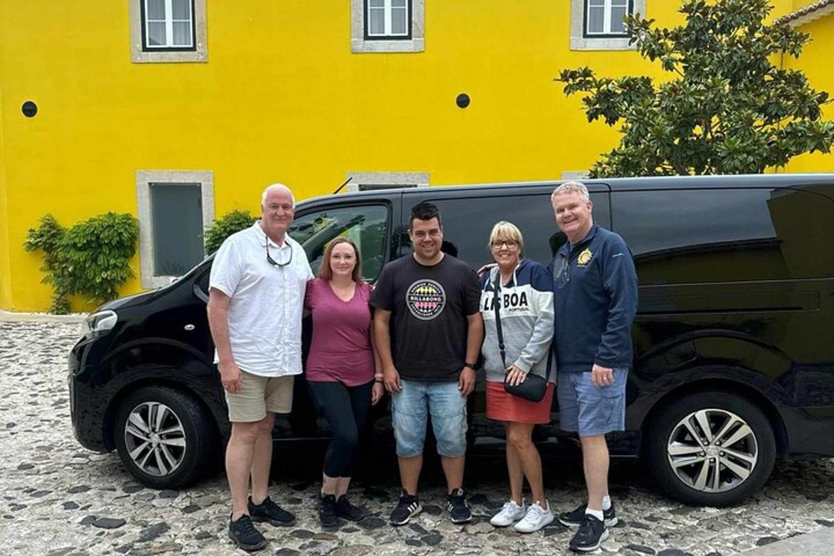 um grupo de pessoas em pé na frente de uma van