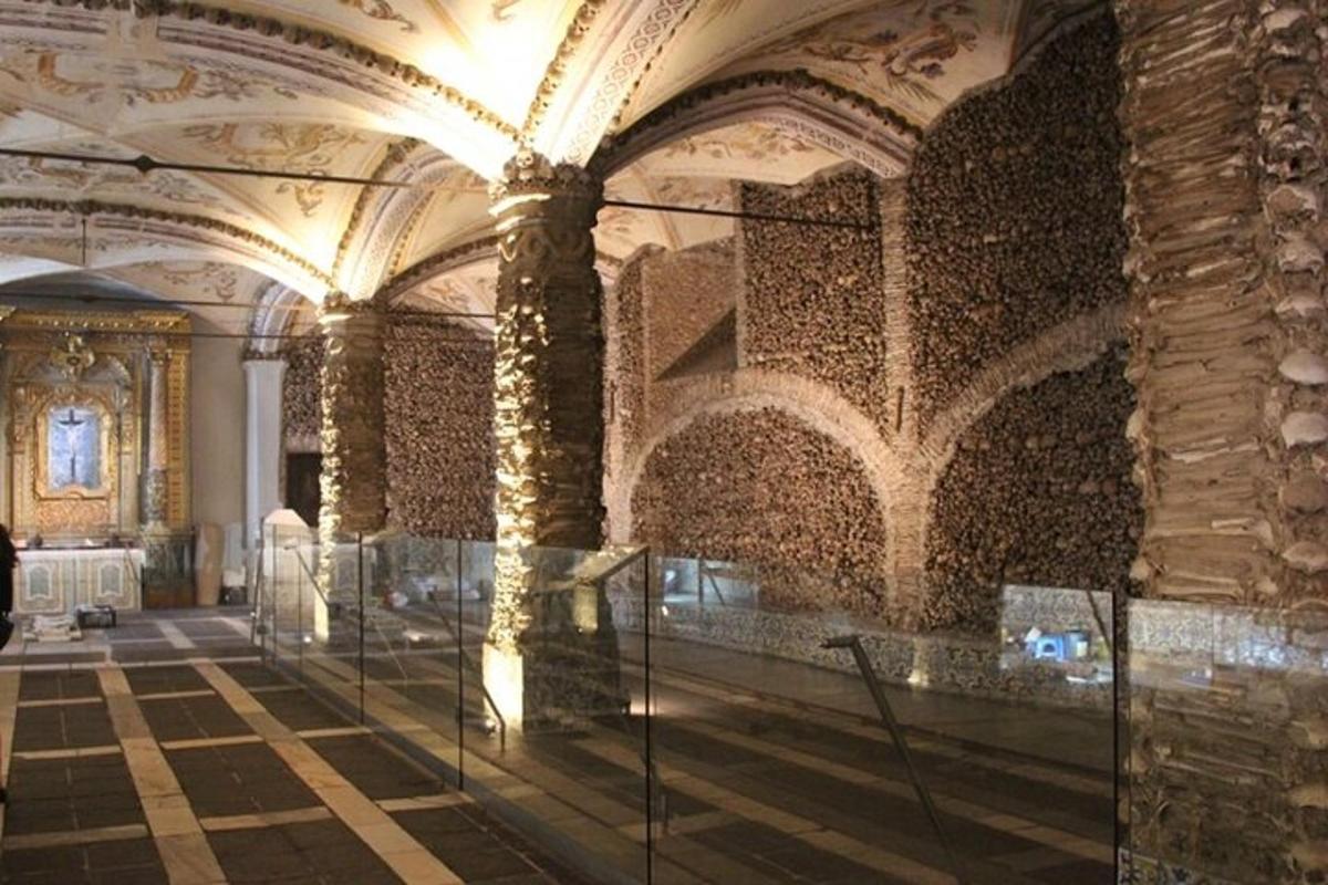 una grande stanza con un muro di pietra e colonne