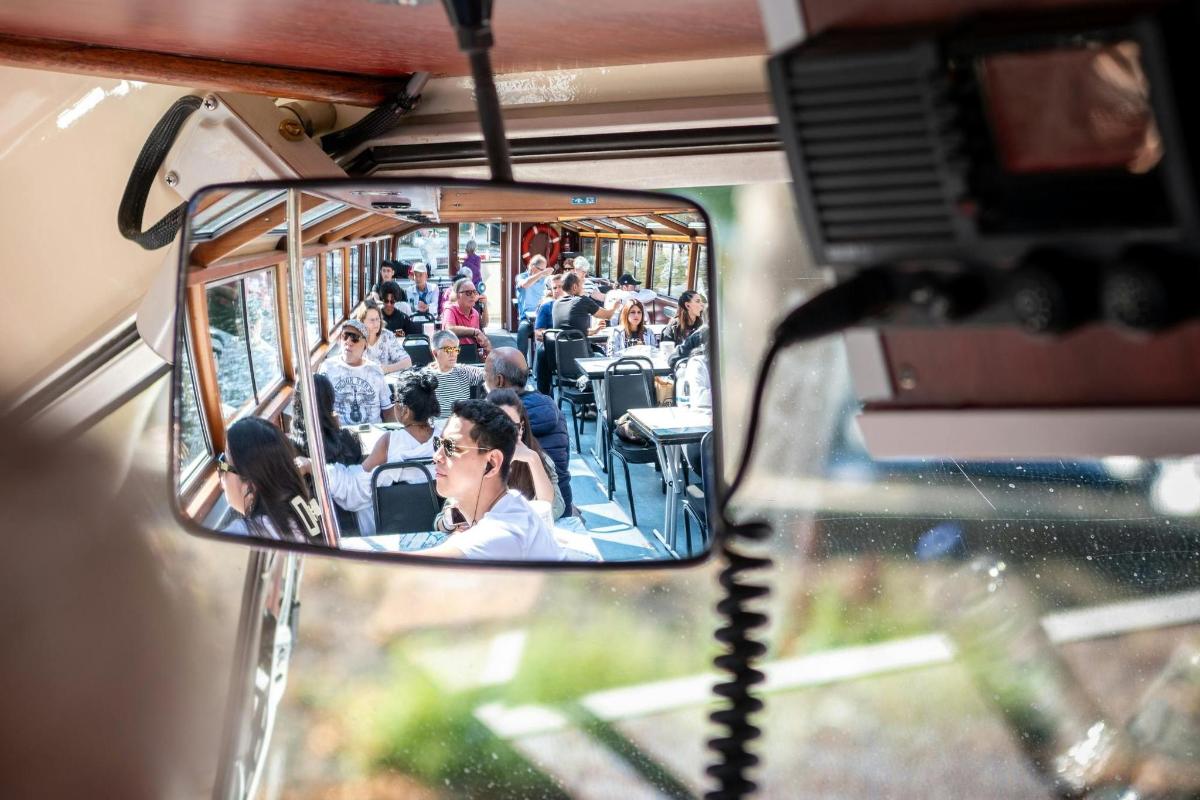 uno specchietto retrovisore di un autobus con persone a bordo