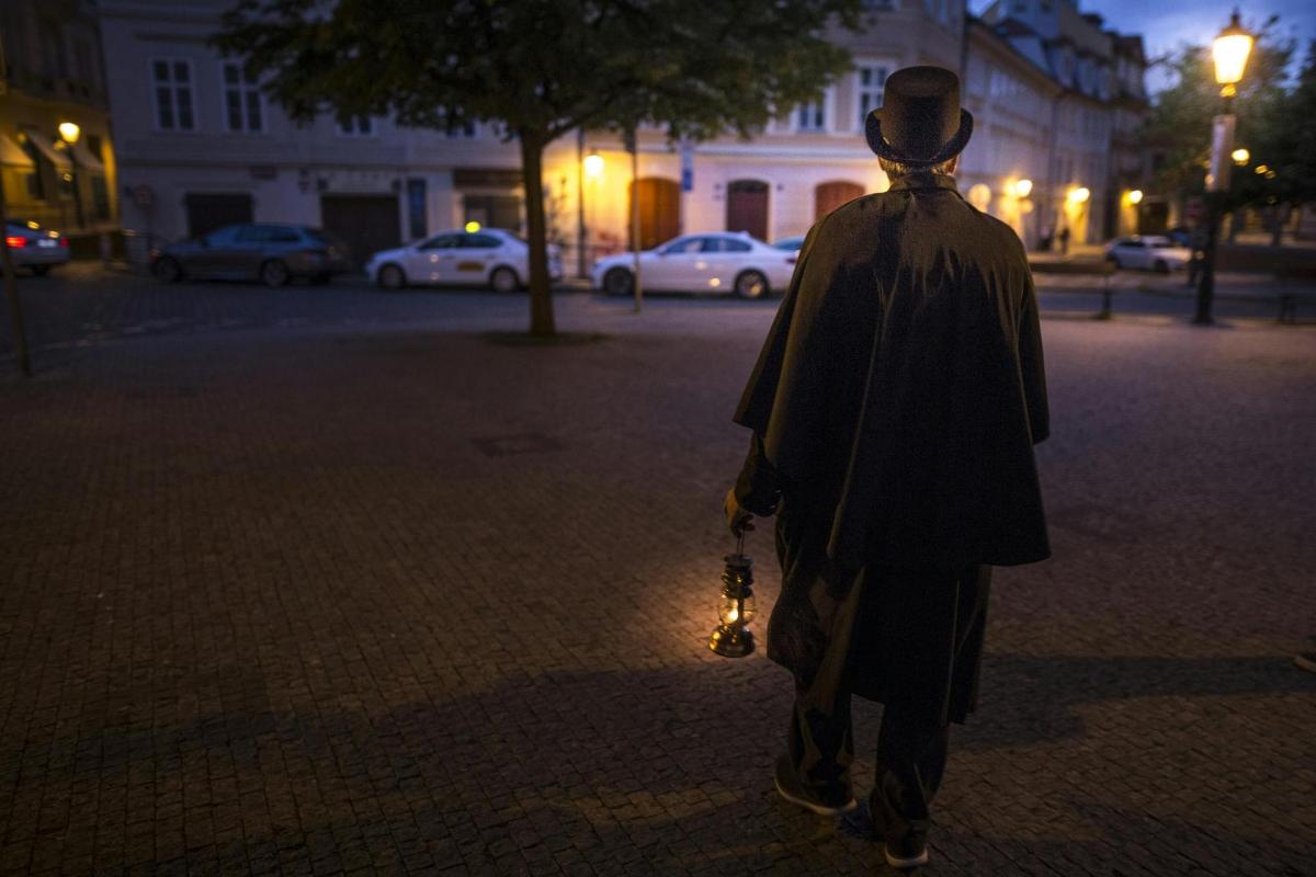 un uomo cammina lungo una strada di notte