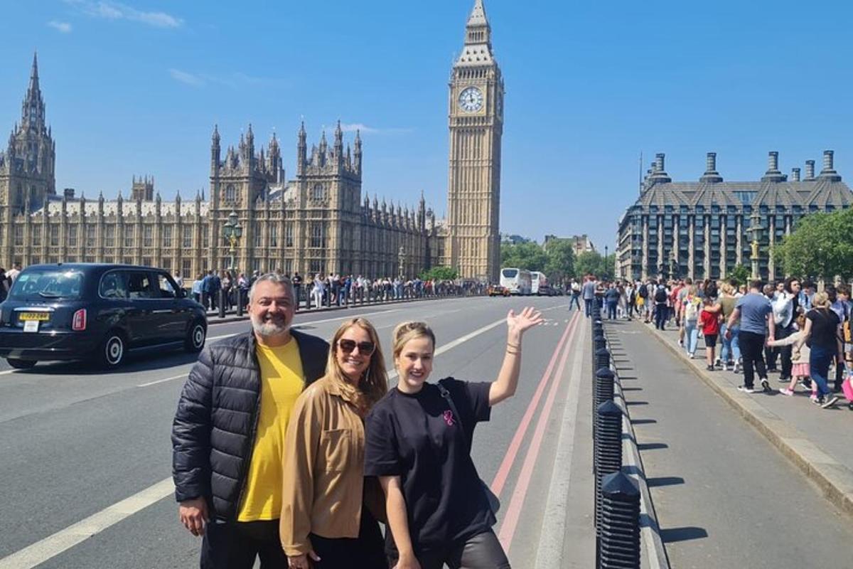 egy csoport ember áll a Big Ben előtt