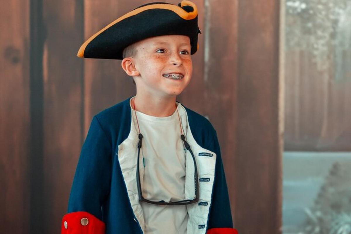 молодий хлопчик, одягнений у піратський капелюх
