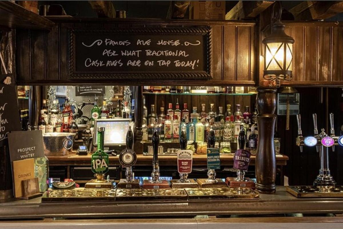 bar z veliko steklenicami alkohola