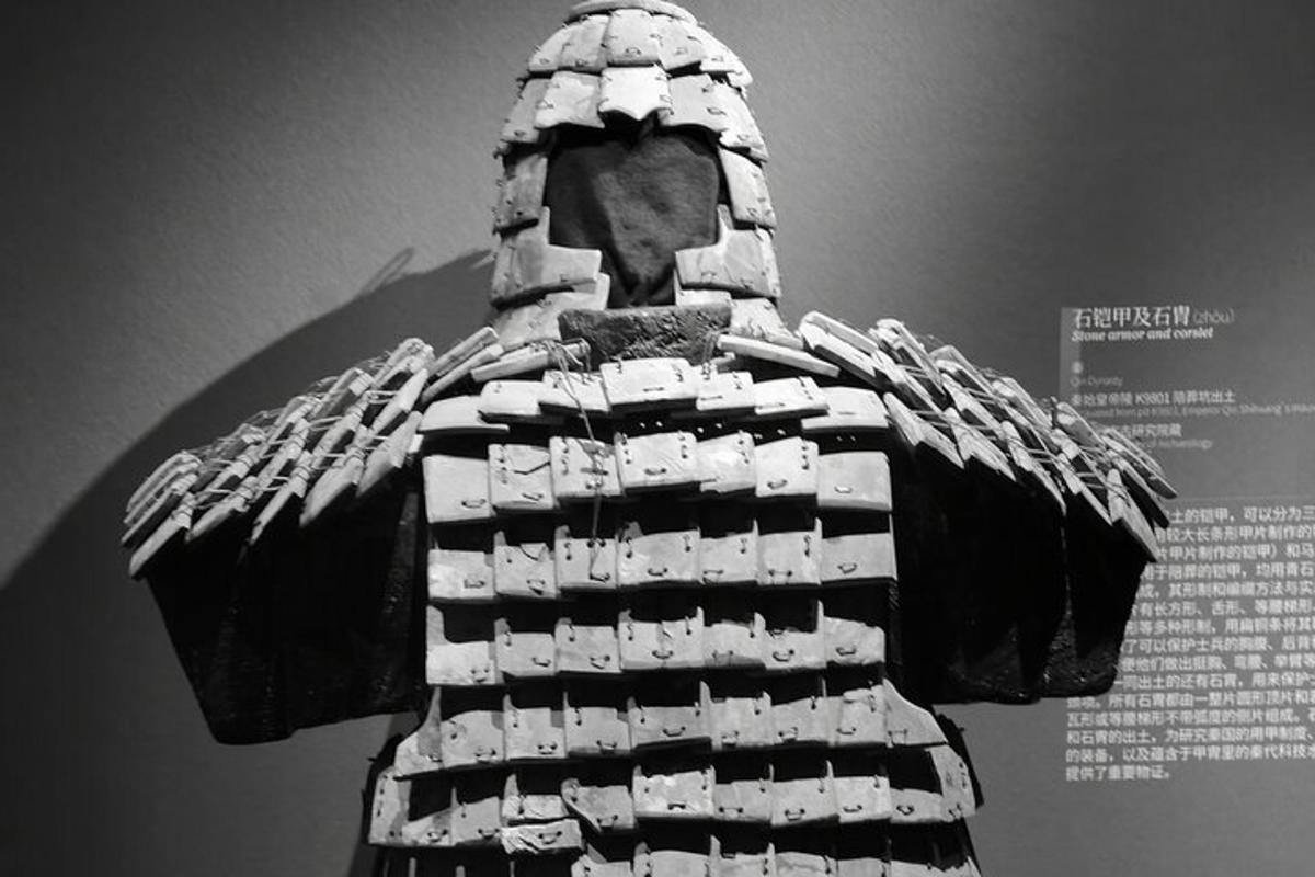 una statua di un guanto da baseball esposta in un museo