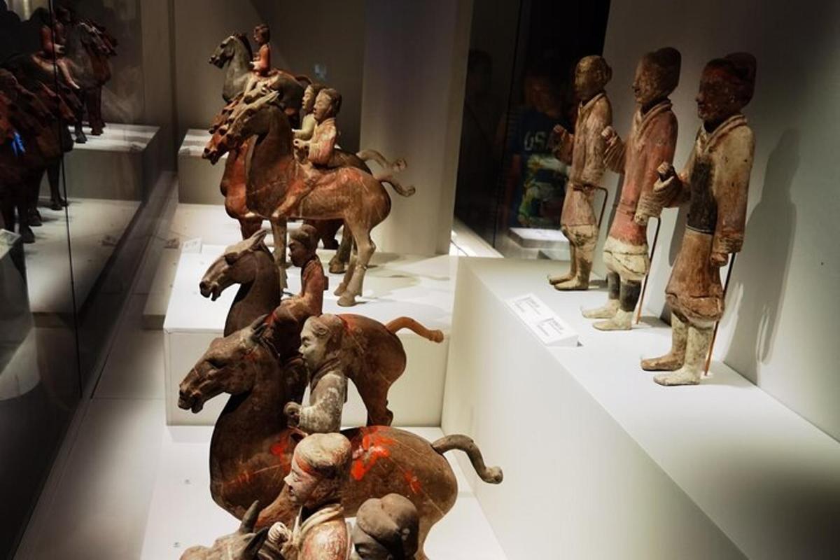 un gruppo di statue lignee esposte in un museo