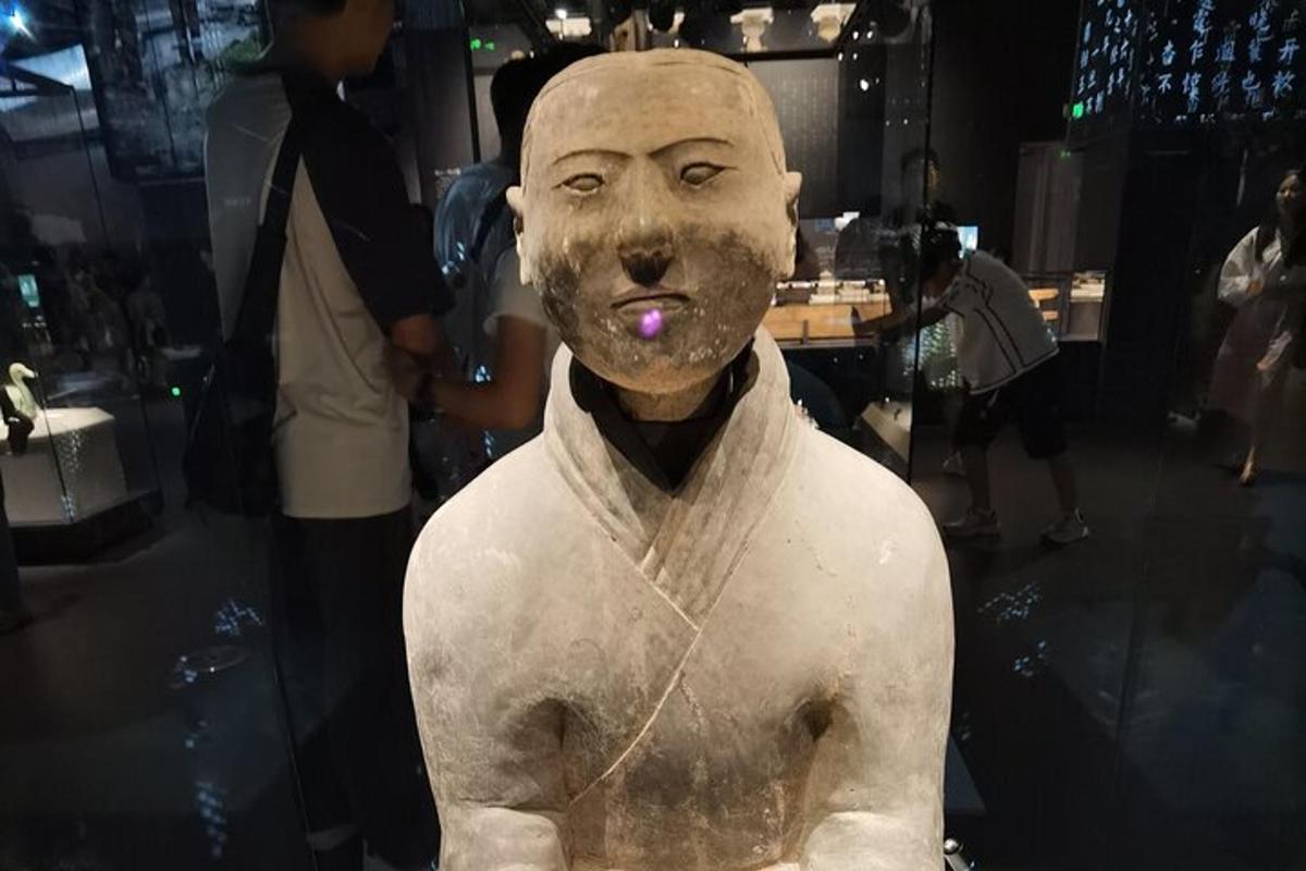 una statua di un busto di una persona in un negozio