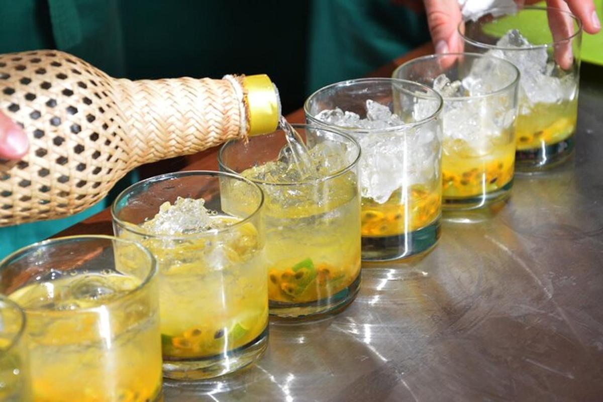 sekumpulan gelas minuman di atas meja