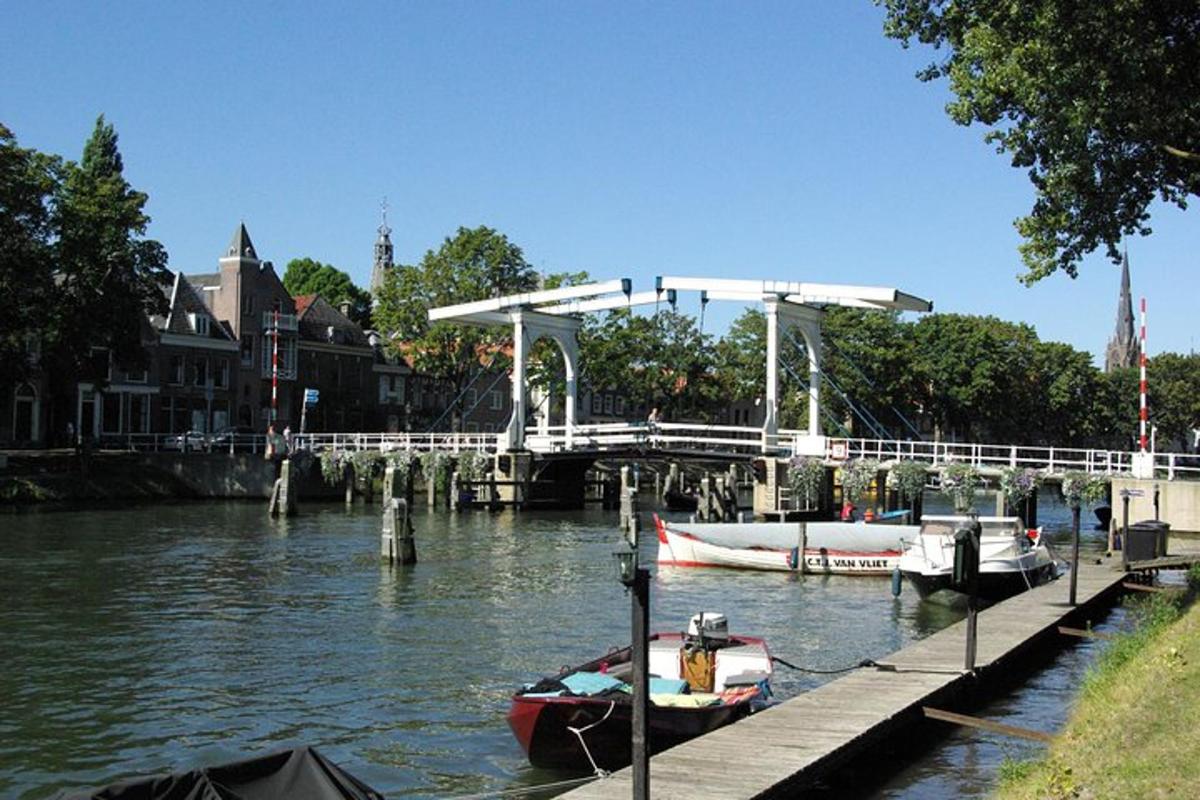 zwei Boote liegen an einem Dock in einem Fluss