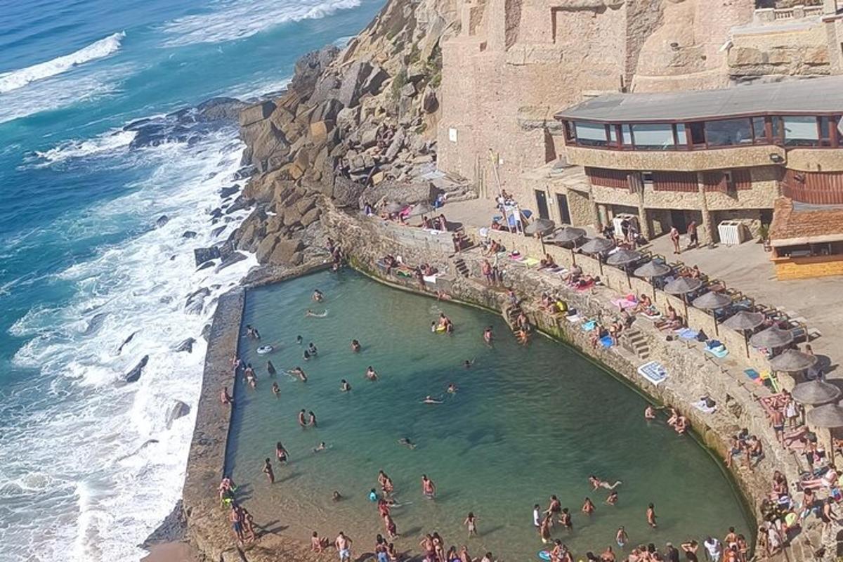 Un grupo de personas en el agua en una playa.