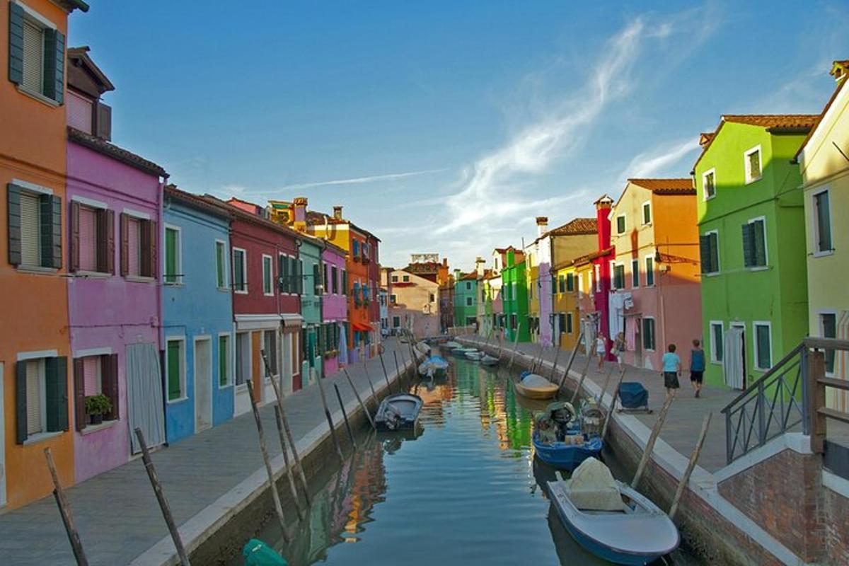 un canale con edifici colorati e barche nell'acqua
