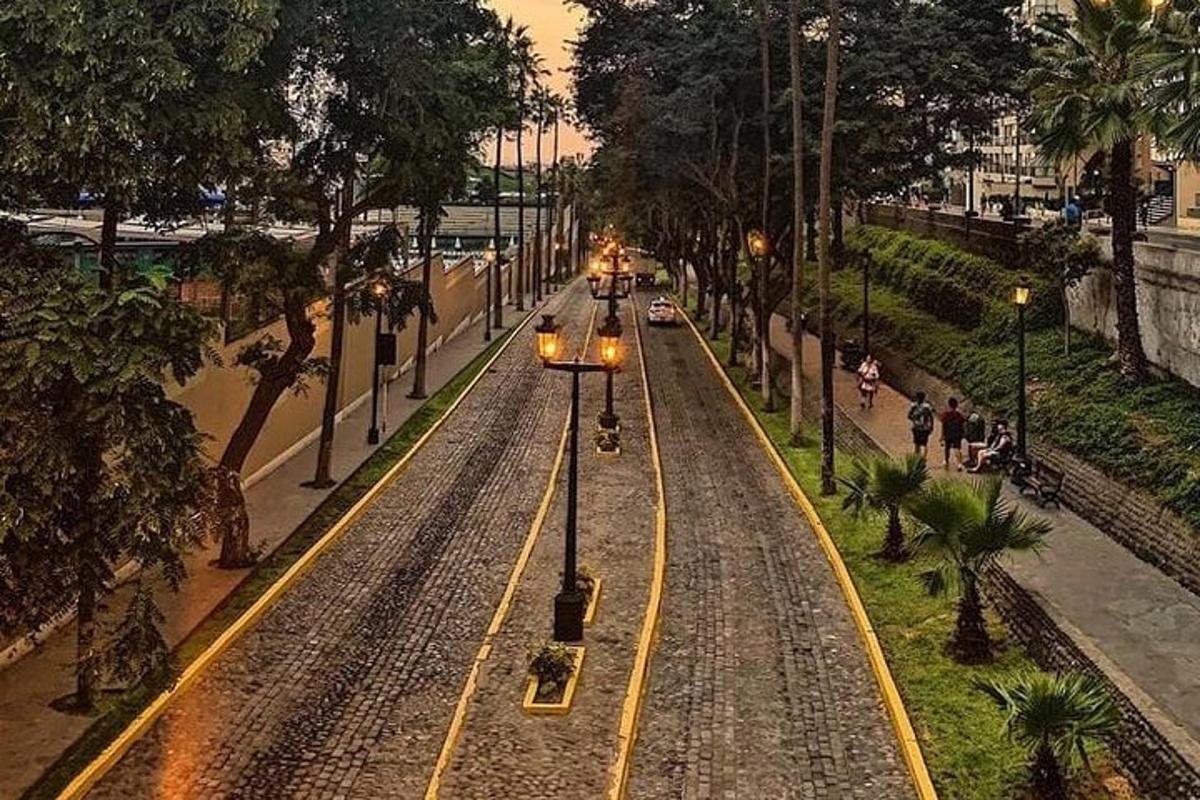 ένα τρένο που ταξιδεύει στις γραμμές μιας πόλης