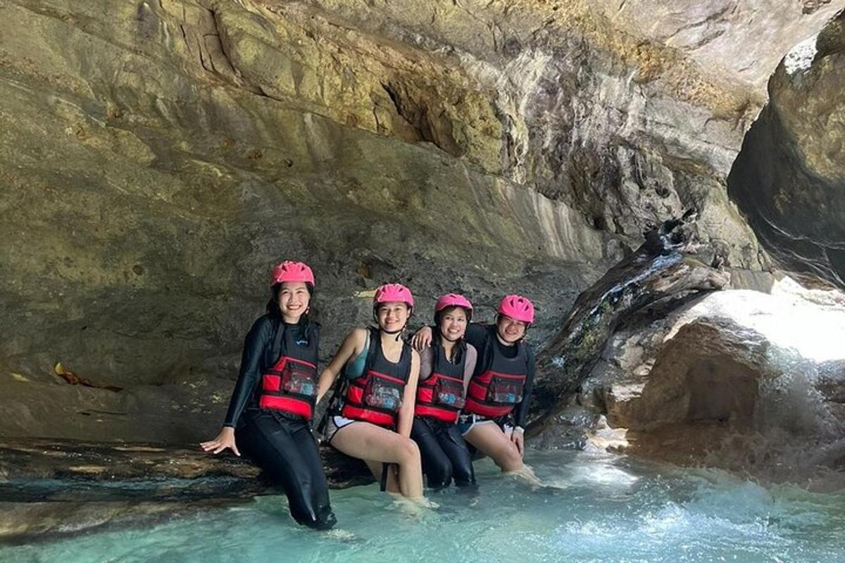 um grupo de mulheres sentadas na água em uma caverna