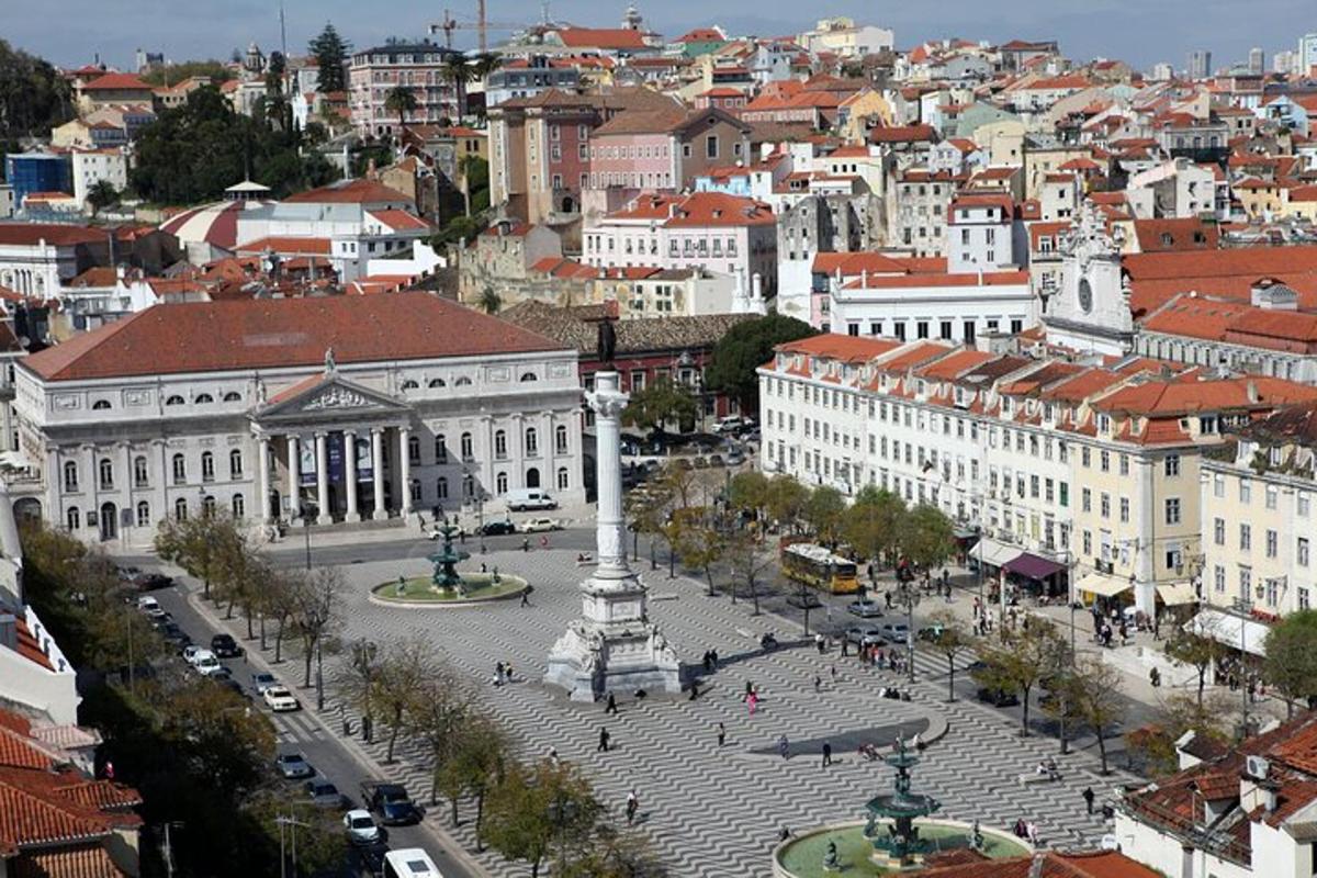 uma cidade com um monumento no meio de uma rua