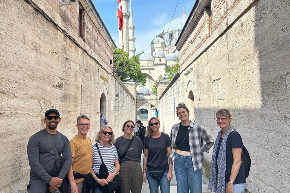 bir sokakta fotoğraf çektirmek için poz veren bir grup insan