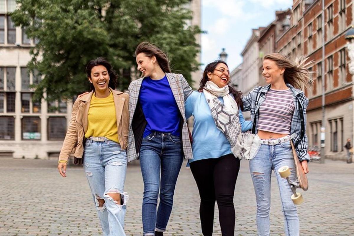 un gruppo di donne che camminano lungo una strada