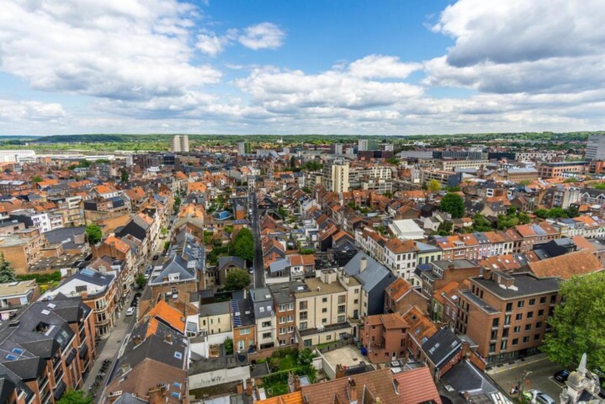 una vista aerea di una città con edifici