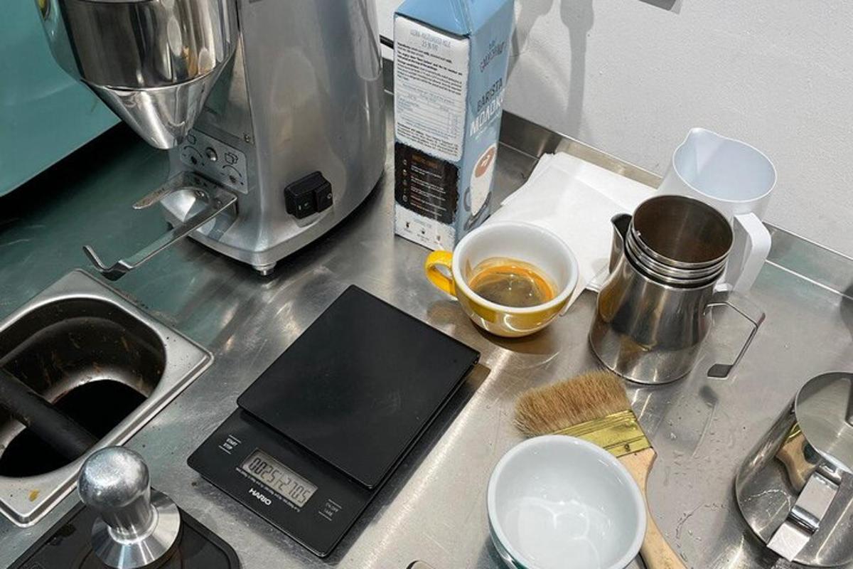 một quầy bếp có mặt bàn có máy pha cà phê
