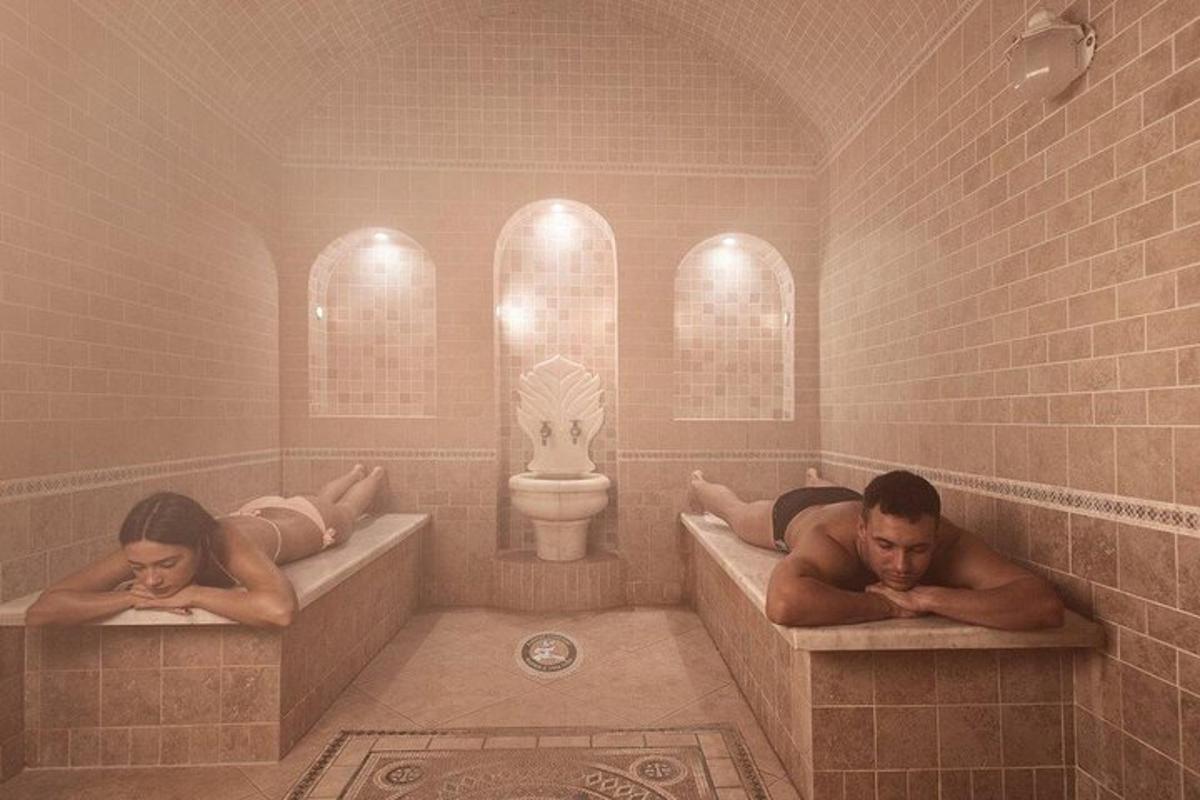 dua orang berbaring di dalam tab di dalam bilik mandi