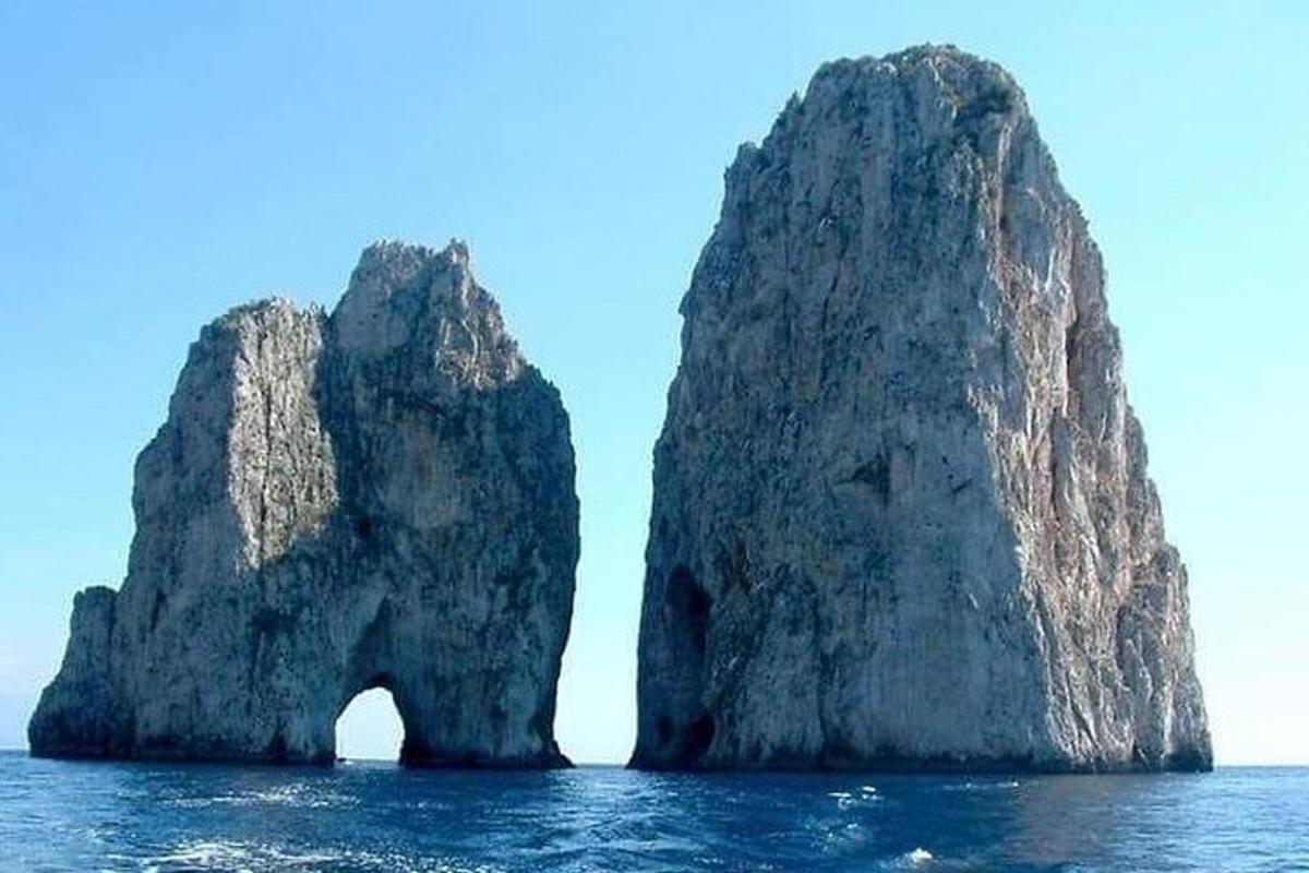 ένα ζευγάρι μεγάλων βράχων στο νερό