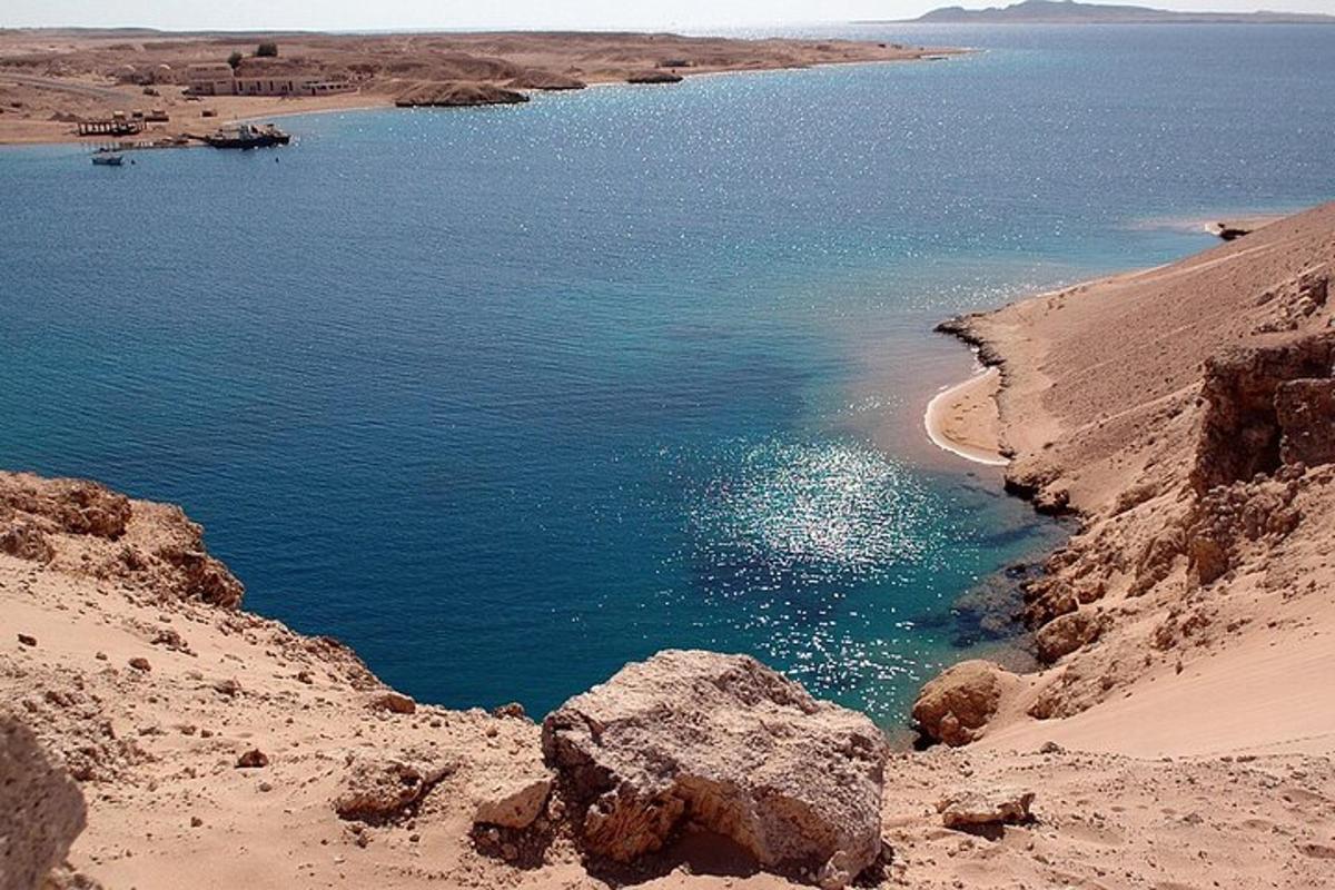 велика водена површина усред пустиње