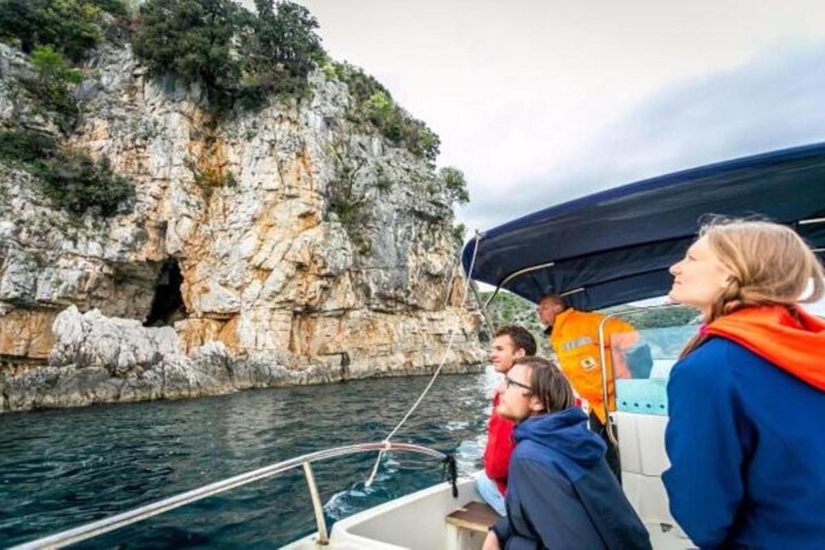 un grup de persones en un vaixell a l'aigua