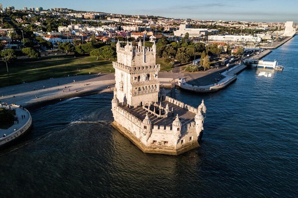 hrad uprostřed vody