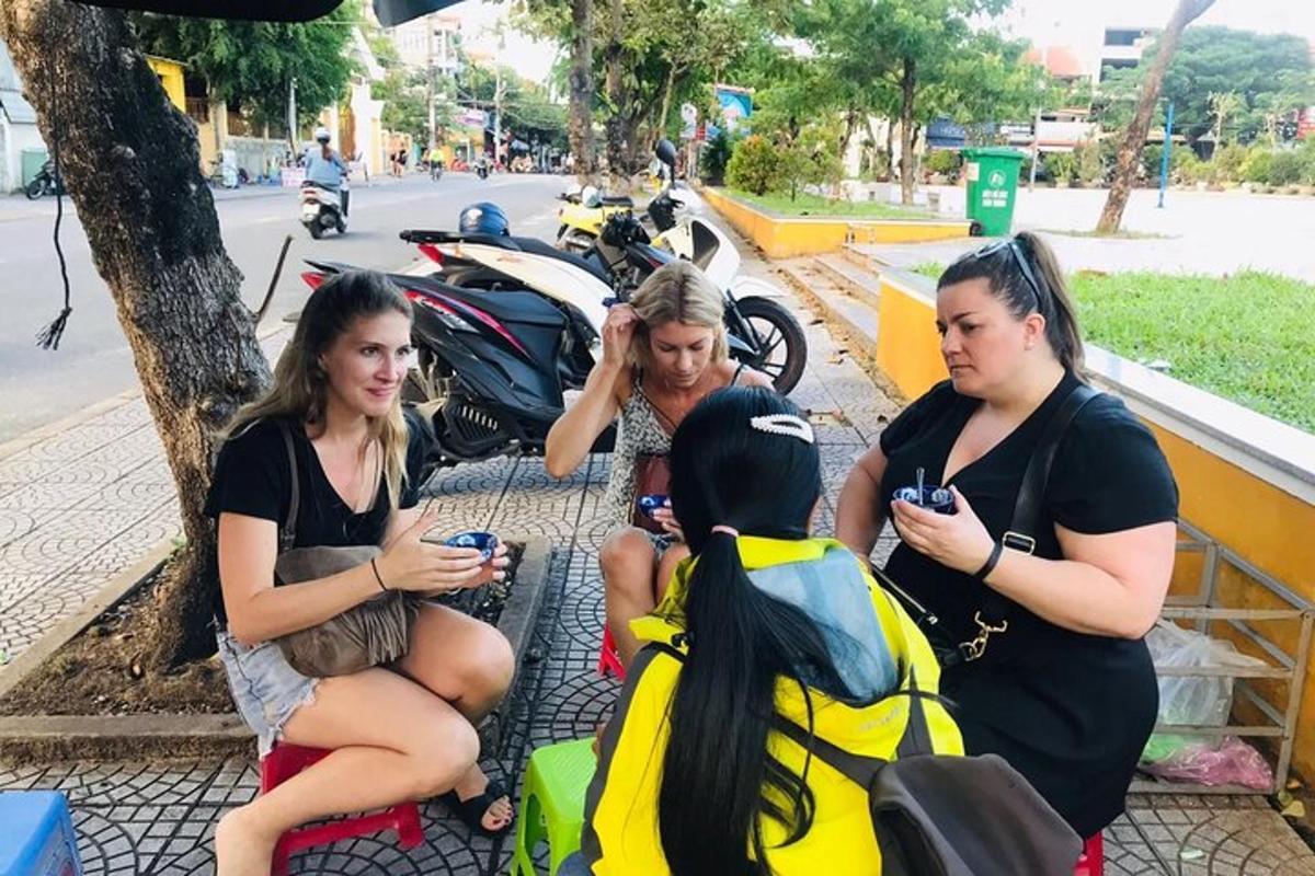 un gruppo di tre donne che guardano i loro cellulari