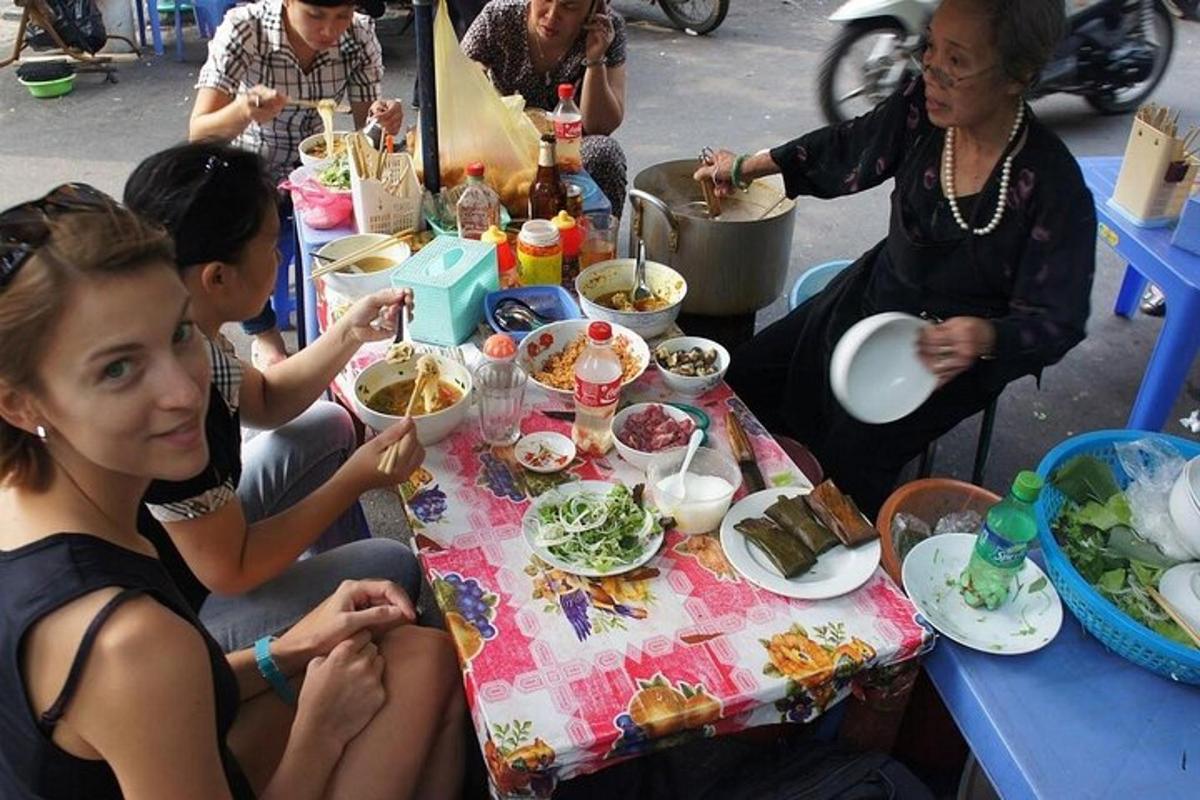 Un grupo de personas sentadas alrededor de una mesa comiendo comida