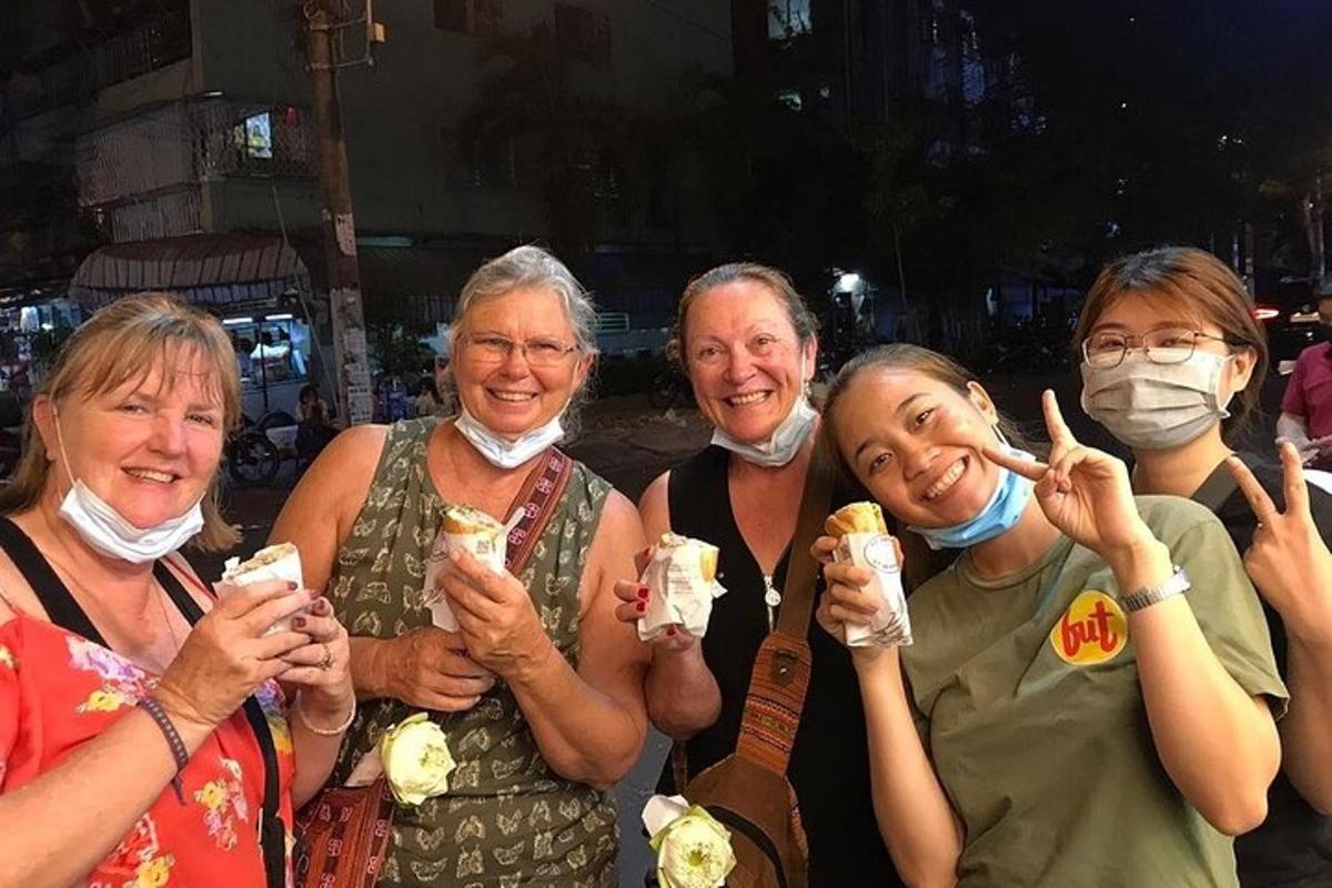 un gruppo di anziani che mangiano il gelato