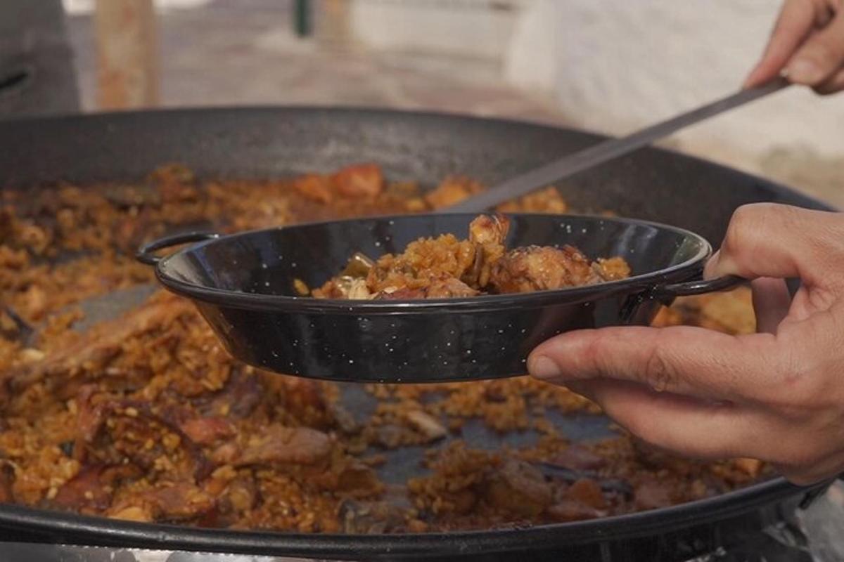 una persona che tiene una ciotola di cibo in una padella