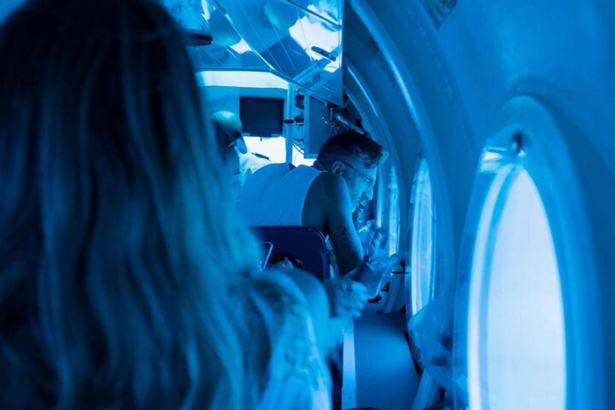 skupina lidí sedících v autobuse
