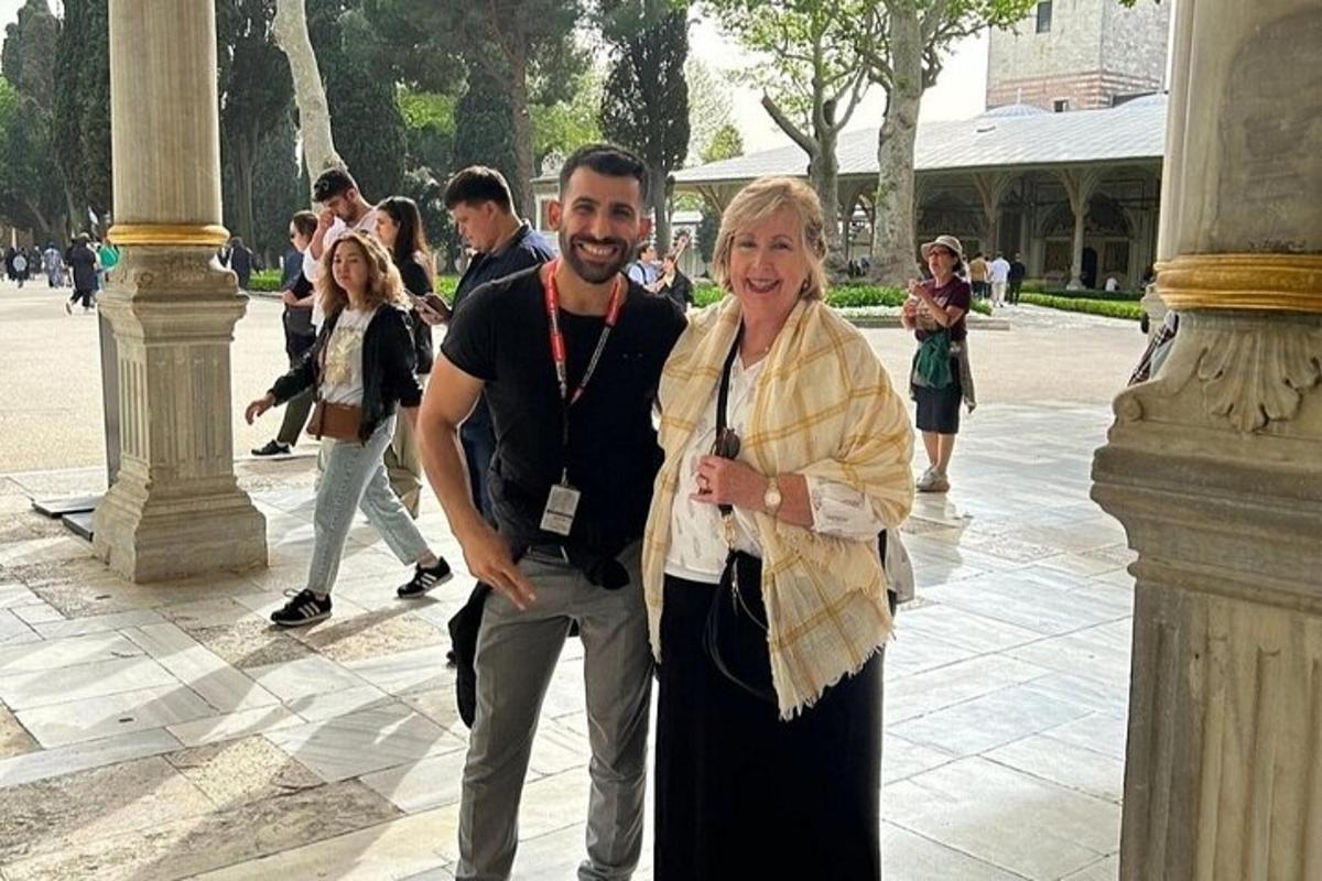 un home i una dona drets al costat d'una columna