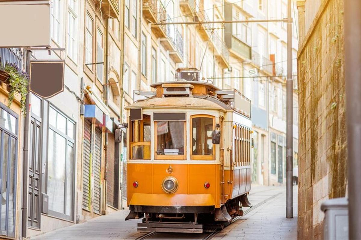 žlutá tramvaj na ulici vedle budovy