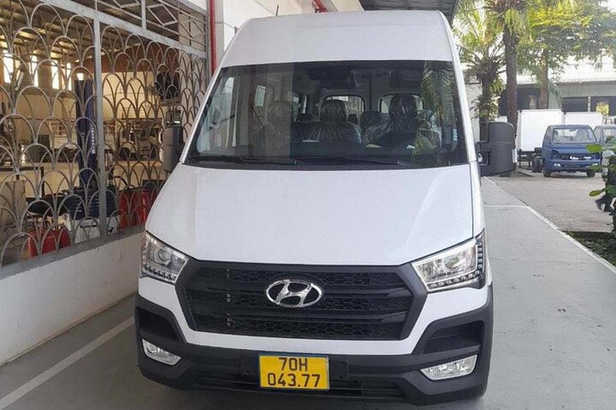 uma van branca estacionada em frente a um prédio