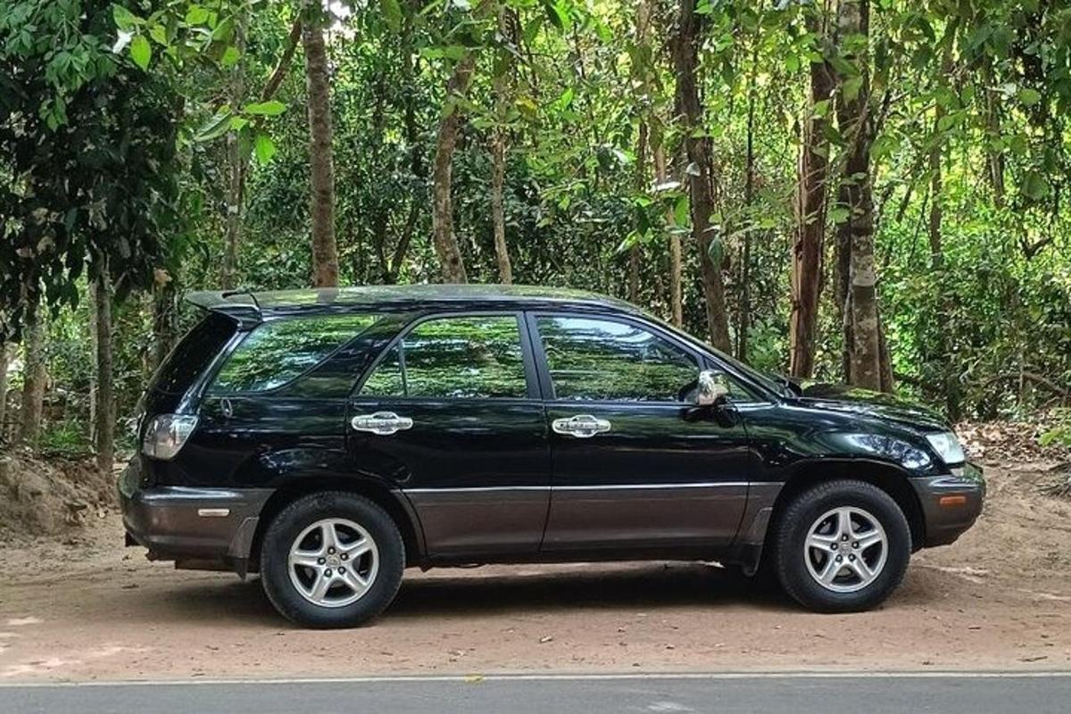 um carro preto estacionado na beira da estrada